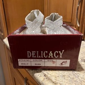 Short-heeled silver sparkly shoes